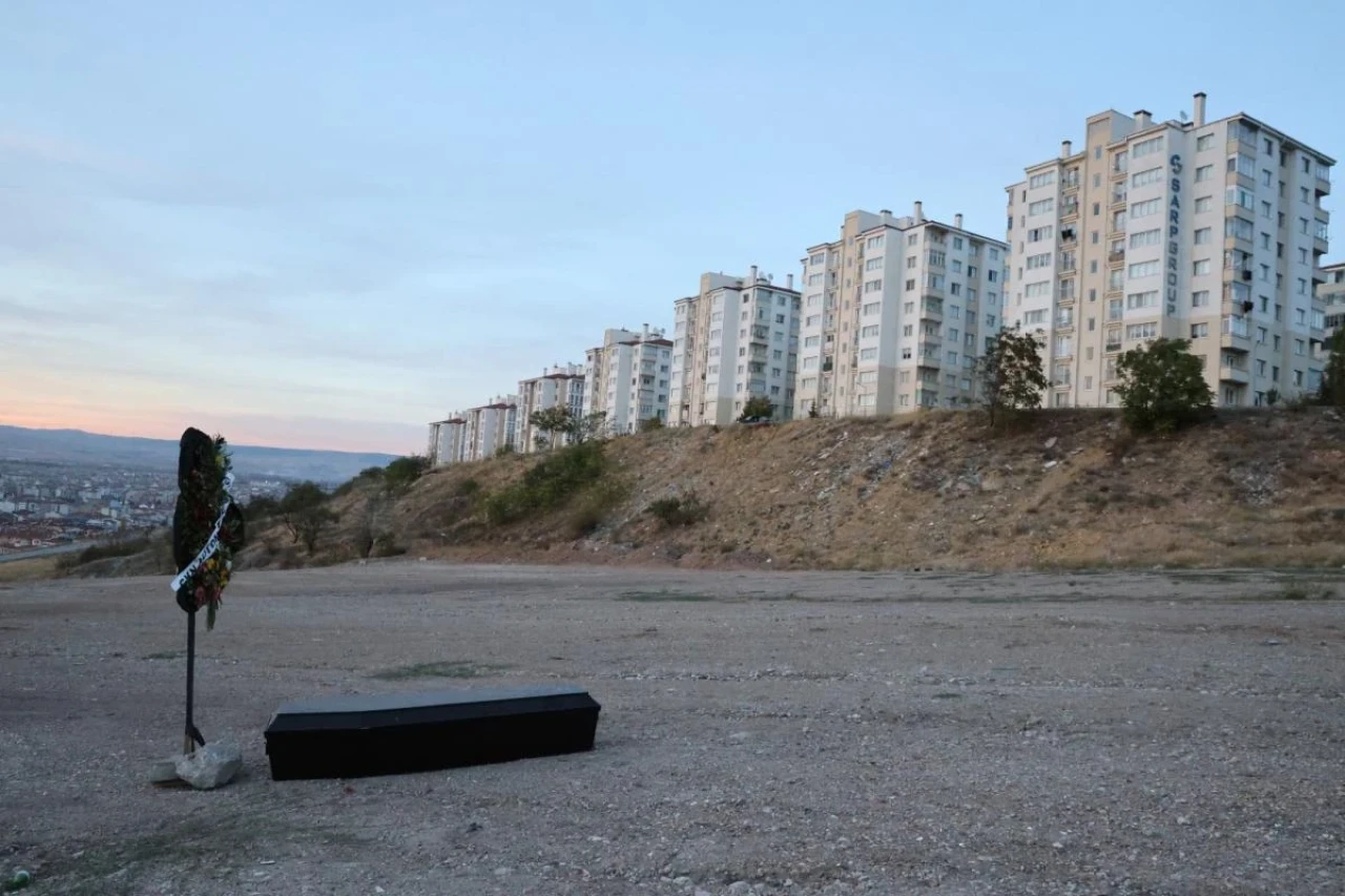 Boş Arazinin Ortasına Bırakılan Tabut Ve Çelenk Görenleri Tedirgin Etti